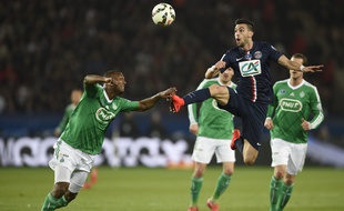 Le Parisien Javier Pastore survole le Stéphanois Kévin Théophile-Catherine au Parc des Princes, le 8 avril 2015.