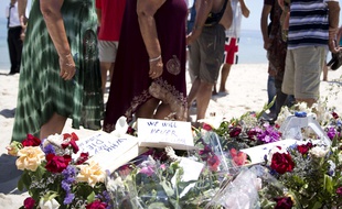 Des touristes sur le lieu de la tuerie de Sousse, le 28/06/2015