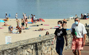 Des touristes portent le masque à Saint-Jean-de-Luz, le 27 juillet 2021.