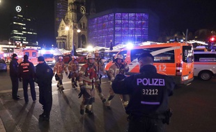 Pompiers et policiers au marché de Noël où un camion a foncé dans la foule à Berlin, le 19 décembre 2016.