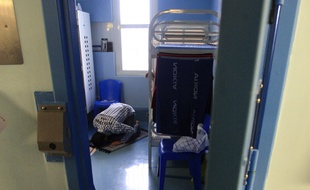 Fleury-Merogis (Essonne), le 17 septembre 2009. Un détenu musulman prie dans sa cellule de prison.
