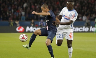 Benjamin Mendy au duel avec Lucas lors du match PSG-OM (2-0), le 9 novembre 2014 au Parc des Princes.