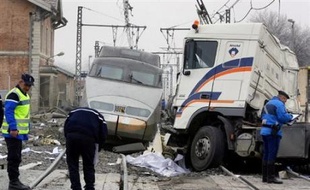 Un TGV Paris-Genève a percuté mercredi matin un poids lourd en convoi exceptionnel sur un passage à niveau, à Tossiat (Ain), tuant son chauffeur et faisant dans la rame 35 blessés légers, dont le conducteur du train.