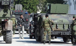 Des militaires déployés à Tunis, le 18 mars 2015, suite à l'attentat contre le musée du Bardo