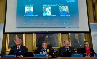 L'académie royale des sciences de Suède a annoncé mardi 4 octobre 2011 à Stockholm le nom des lauréats du prix Nobel de physique: Saul Permutter, Brian Schmidt et Adam Riess.