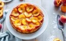 Prêt en dix minutes chrono : le gâteau renversé moelleux aux pêches et aux abricots pour les instants gourmands qui n’attendent pas !