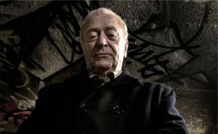 Michael Caine, déterminé à venger son meilleur ami.