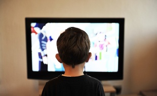 Un enfant devant la télé (illustration).