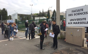 Les étudiants grévistes distribuent des lettre de recours aux étudiants ayant passé leur examens.