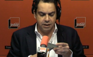 Patrick Cohen découpe sa carte de presse à l'antenne, le 10 mars 2015