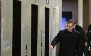 Le groupe parlementaire filloniste, le Rassemblement-UMP (R-UMP), est prêt à se dissoudre mardi prochain, jour de la reprise de la session parlementaire, mais sous certaines conditions, a-t-on appris mercredi de plusieurs sources au sein du groupe.