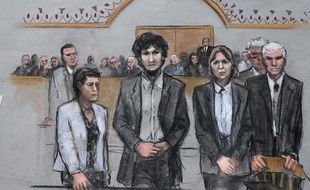 Dessin de Djokhar Tsarnaev entouré de ses avocats à l'énoncé le 15 mai 2015 de sa condamnation à mort pour le double attentat de Boston.