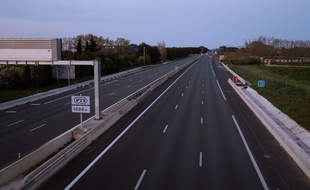 Conséquence du confinement, L'autoroute A9 au sud de Montpellier était quasiment déserte le 30 mars 2020.