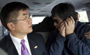 Le dissident chinois Chen Guangcheng a téléphoné depuis sa chambre d'hôpital à Pékin à des élus du Congrès américain réunis jeudi lors d'une audition sur son cas, et a lancé un appel à l'aide en direction de la secrétaire d'Etat Hillary Clinton