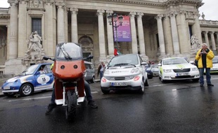 Des voitures électriques devant le Grand Palais à Paris, le 11 septembre 2011