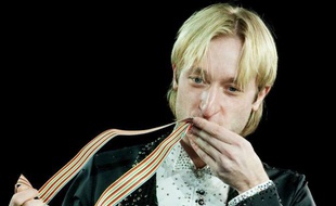 Le champion olympique 2006 et triple champion du monde, le Russe Evgeni Plushenko, a renoncé à participer aux Mondiaux-2012 à Nice (26 mars-1er avril) alors qu'il doit se faire opérer du genou gauche, a-t-il annoncé samedi lors de l'Euro-2012 à Sheffield.