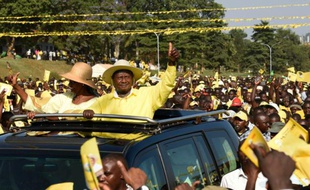 Le président ougandais Yoweri Museveni et sa femme Janet saluent leurs supporters, à Kampala le 16 février 2016