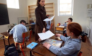 Un professeur rend les Une classe du collège catholique Jean Bosco le 20 décembre 2007 à Rambouillet