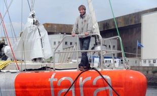 La goélette océanographique Tara a quitté dimanche le port de Lorient et mis le cap sur l'Arctique, pour sa 3e grande expédition scientifique depuis 2005, au cours de laquelle son équipage de marins et chercheurs va effectuer en sept mois un tour complet de l'océan du pôle Nord.