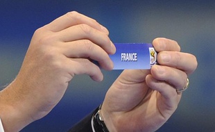 Une main innocente tirera au sort l'adversaire de l'équipe de France lors du tirage des barrages de la Coupe du monde 2014.