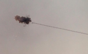 Un missile envoyé par le Dome de Fer israélien pour éliminer une roquette palestinienne dans sud d'Israël, le 4 août 2014.
