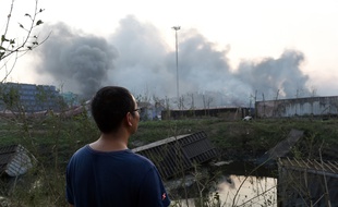 Le 13 août au matin, l'incendie dans un entrepôt à Tianjin, en Chine, continuait de brûler après l'explosion de la veille.