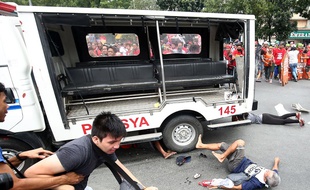Un fourgon de police a roulé sur des manifestants favorables au président philippin Rodrigo Duterte, mercredi 19 octobre, devant l'ambassade des États-Unis, à Manille (Philippines)