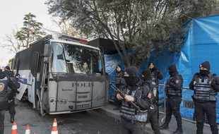 Des policiers surveillent l'entrée de la discothèque Reina à Istanbul, le 1er janvier 2017.