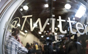 Lors d'une conférence de presse dans l'entreprise de hightech, Twitter à Santa Monica en Californie le 7 avril 2015