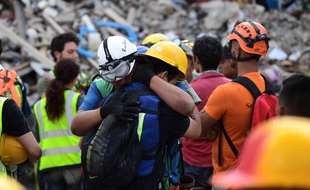 Des sauveteurs s'enlacent le 23 septembre dans les décombres de Mexico.