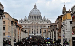 A trois jours de sa démission, le pape Benoît XVI a autorisé lundi les cardinaux à avancer le conclave qui élira son successeur, dans une ambiance empoisonnée par la démission d'un cardinal britannique soupçonné de comportement indécent et les miasmes du scandale Vatileaks.
