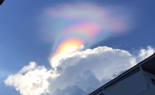 Un arc-en-ciel de feu a suscité curiosité, surprise et émerveillement chez les habitants de Singapour le 20 février 2017.