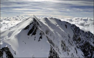 Deux alpinistes d'une vingtaine d'années étaient recherchés dimanche soir dans le massif du Mont-Blanc dans le secteur du Dôme du Goûter, égarés à plus de 4.000 m d'altitude