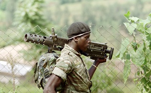 Un soldat de l'armée régulière rwandaise, le 11 juin 1994.