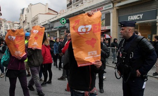 Des opposants au G7 à Biarritz, le 17 mai 2019.