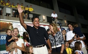 Le candidat à l'élection présidentielle Mitt Romney, un mormon, a remporté samedi le premier "tour de chauffe" organisé entre les républicains en vue du scrutin de novembre 2008 lors d'une consultation informelle organisée dans l'Etat de l'Iowa (centre).