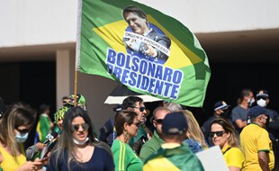 Des manifestants participent à un rassemblement en faveur du président brésilien Jair Bolsonaro et appelant à un modèle de vote imprimé sur l'Esplanade des ministères à Brasilia, au Brésil, le 1er août 2021.