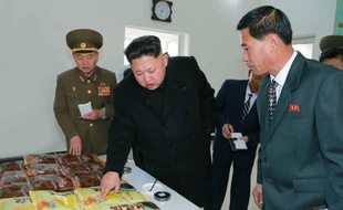 Le leader nord-coréen Kim Jong-un lors de l'inspection d'une usine gérée par l'armée le 17 novembre 2014 THIS PICTURE WAS MADE AVAILABLE BY A THIRD PARTY. AFP CAN NOT INDEPENDENTLY VERIFY THE AUTHENTICITY, LOCATION, DATE AND CONTENT OF THIS IMAGE. THIS PHOTO IS DISTRIBUTED EXACTLY AS RECEIVED BY AFP. ---EDITORS NOTE--- RESTRICTED TO EDITORIAL USE - MANDATORY CREDIT "AFP PHOTO / KCNA VIA KNS" - NO MARKETING NO ADVERTISING CAMPAIGNS - DISTRIBUTED AS A SERVICE TO CLIENTS