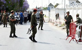 Des militaires tunisiens montent la garde le 25 mai 2015 devant la caserne de Bouchoucha à Tunis, où un soldat a tué sept camarades avant d'être abattu