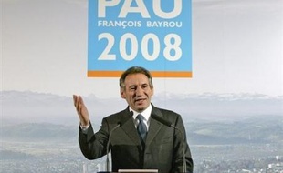 Une victoire aux municipales à Pau (sud-ouest) serait la bienvenue pour le centriste François Bayrou dont l'ambition est de succéder à Nicolas Sarkozy en 2012, mais qui accumule revers et déceptions depuis sa belle performance à la dernière élection présidentielle.