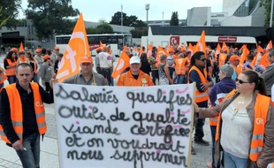 Des salariés de l'abattoir Gad de Josselin (Morbihan) manifestent devant l'usine le 9 août 2014