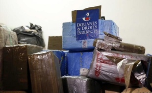 Une partie des 7 tonnes de cannabis saisis par la douane, entreposés à la Direction des enquêtes douanières, à Ivry-sur-Seine le 18 octobre 2015