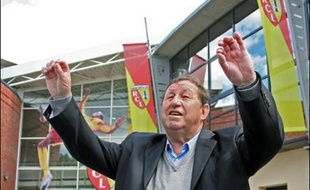 Malgré la non homologation de son contrat par la commission juridique de la Ligue (LFP), mercredi, Guy Roux était fidèle au poste et a dirigé tout à fait normalement l'entraînement du RC Lens (L1 de football) jeudi, tout en se montrant confiant pour la suite.