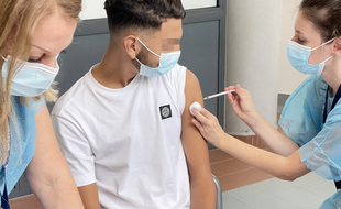 Un des 20 élèves vaccinés jeudi au lycée Guillaume Apollinaire, à Nice