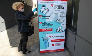 Un distributeur de masques en cours d'utilisation à Varsovie, en Pologne, le 11 avril 2020.