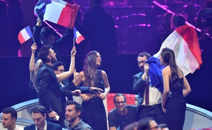 La chanteuse Alma (au centre), entourée de la délégation française à Kiev (Ukraine), le 13 mai 2017, lors de l'Eurovision.