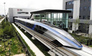 Une photo aérienne d'un train Maglev, le 20 juillet 2021 dans la province du Qingdao, en Chine