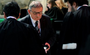 L'ancien maire de La Faute-sur-Mer, René Marratier, avec ses avocats le 1er décembre 2015 à Poitiers