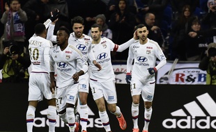 Félicité par ses partenaires après avoir signé le premier but ce dimanche, Rachid Ghezzal (à droite) a aussi été impliqué dans les quatre autres buts lyonnais.