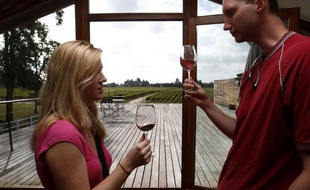 L'oenotourisme est un secteur économique majeur pour la région Aquitaine et la ville de Bordeaux qui s'ennorgueillit de recevoir près de trois millions d'oenotouristes par an, partageant leur séjour entre le vignoble, la ville classée à l'Unesco et le littoral aquitain.